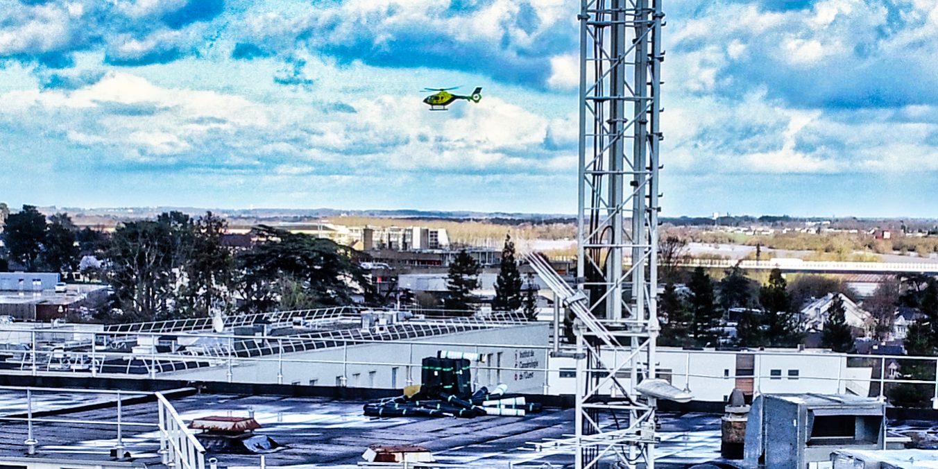 Voler dans un espace réglementé nécessite quelques précautions, et une bonne dose d'organisation. Nous voyons , en effet au deuxième plan, l'hélicoptère du CHU en train de décoller.