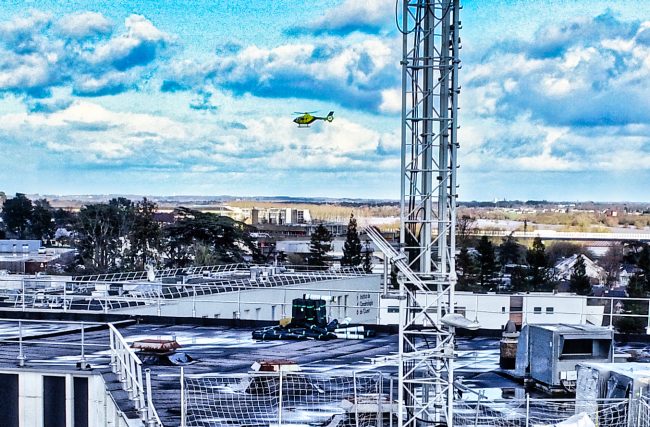 Voler dans un espace réglementé nécessite quelques précautions, et une bonne dose d'organisation. Nous voyons , en effet au deuxième plan, l'hélicoptère du CHU en train de décoller.