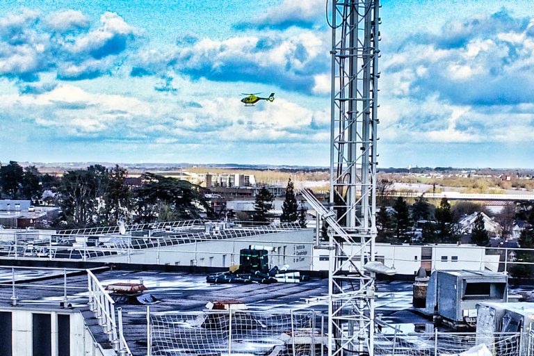 Voler dans un espace réglementé nécessite quelques précautions, et une bonne dose d'organisation. Nous voyons , en effet au deuxième plan, l'hélicoptère du CHU en train de décoller.