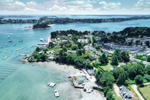 Prises de vues aériennes dans le Golfe du Morbihan. Ici Baden à côté de Vannes. Un véritable havre de paix. On dirait une photo prise par Thomas Pesquet depuis l'espace. On voit par ailleurs la Bretagne te ses parcs à huîtres et le bassin d'Arcachon. En haut de l'autre côté de la Manche, l'Angleterre.