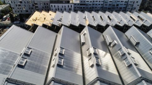 Suivi de chantier sur l'île de Nantes pour le compte d'Isover, sur la Halle 6-Alstom en plein phase de reconstruction et devant accueillir de nombreuses structures. La toiture en polycarbonate donne du relief à l'école des Beaux arts.