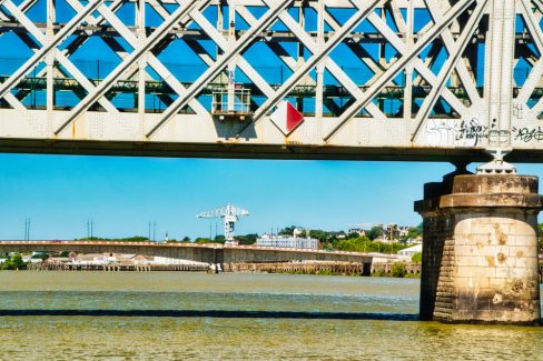 en passant sous un pont de la Loire, on aperçoit au loin la grue Titan Grise