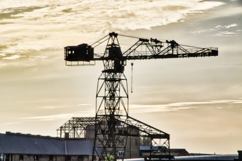 La grue Titan noire se réveille tardivement. Le ciel est brumeux et dans des tons blanc et jaune se qui renforce ce côté obscure de la grue historique