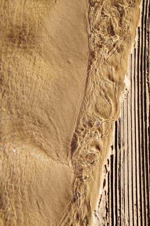 Le sable dessine ce que j'appelle des arenaglyphes. Des formes étranges et éphémères qui parcourent l'entrant au gré des marées. Une collection qu'il a fallu compiler sur plus de 20 années. A vous de découvrir ces arénaglyphes et autres créations de la nature.Ici, des stries laissées par les pneus d'un véhicule sur la plage donne des formes géométriques