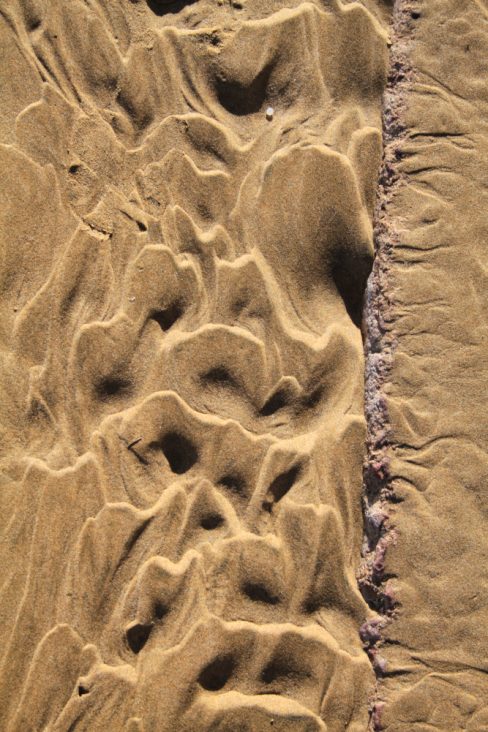 Sur la côte de granit rose les arénaglyphes s'inscrivent également dans le sable