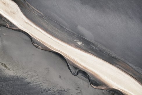 Une langue de sable artistique traverse la Manche et laisse des traces telles des arénaglyphes.
