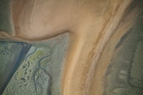 Au dessus du Mont Michel des arénaglyphes apparaissent le temps d'une marée.