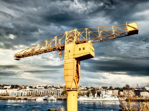 Une des grues Titans. La fameuse grue Jaune de Nantes. Erigée comme un symbole de son passé industriel, la grue Titan Jaune domine la Loire et illumine les quais de Nantes