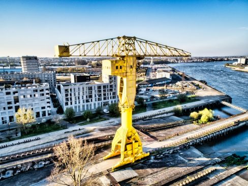 le phare industriel de Nantes, la grue Titan jaune marque l'entrée de la cité des Ducs