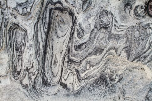 La sixième version du cri de Munch sous forme d'arenaglyphe. La teinte noire est donnée par les déchets organiques des pins dans le sable.