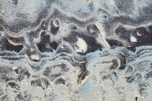 Le sable dessine ce que j'appelle des arenaglyphes. Des formes étranges et éphémères qui parcourent l'entrant au gré des marées. Une collection qu'il a fallu compiler sur plus de 20 années. A vous de découvrir ces arénaglyphes et autres créations de la nature. Ic des vagues bleues et grises donnent une forme encore étrange à la slilice