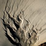 Arénaglyphes. Le sable dessine ce que j'appelle des arenaglyphes. Des formes étranges et éphémères qui parcourent l'entrant au gré des marées. Une collection qu'il a fallu compiler sur plus de 20 années. A vous de découvrir ces arénaglyphes et autres créations de la nature.