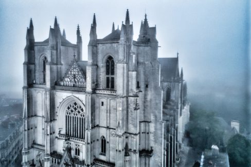 La cathédrale Saint Pierre et Saint Paul à Nantes est plongée dans le brume. Lors de la prise de vue, le capteur était trempé par l'humidité qui confère cette ambiance, à la Game Of Thrones à cette photographie. Les tons gris et noirs surgissent et donnent un aspect inquiétant à la prise de vue.