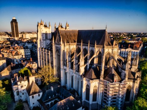 Vue aérienne de la cathédrale Saint Pierre-et Saint Paul à Nantes réveille Nantes avec ses cloches matinales. Majestueuse, et rayonnante et bien que plus petite en terme de hauteur que la Tour de Bretagne (au fond), mais la domine de part sa majesté.