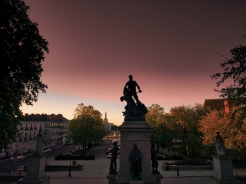 L'aigle de Saint Pierre est terrassé par un homme. Cette statue orne le côté sud du Cours st Pierre. Outre cet homme dominant un aigle avec son épée, un marin, un fantassin et artilleur le protège et sont à ses pieds. Elle a été inaugurée par le président Felix Faure et Etienne Etiennez, le maire de Nantes en 1897