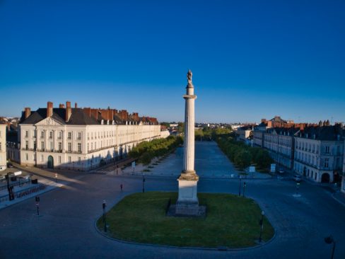 La colonne Louis XVI à Nantes. Les nantais appelle cette place la place Louis XVI. Cette colonne est large de près de 2 mètres et est située au bout du cours Saint Pierre. Le soleil se lève et n'éclaire que la statue et une partie des bâtiments. La place est encore dans la pénombre diurne.