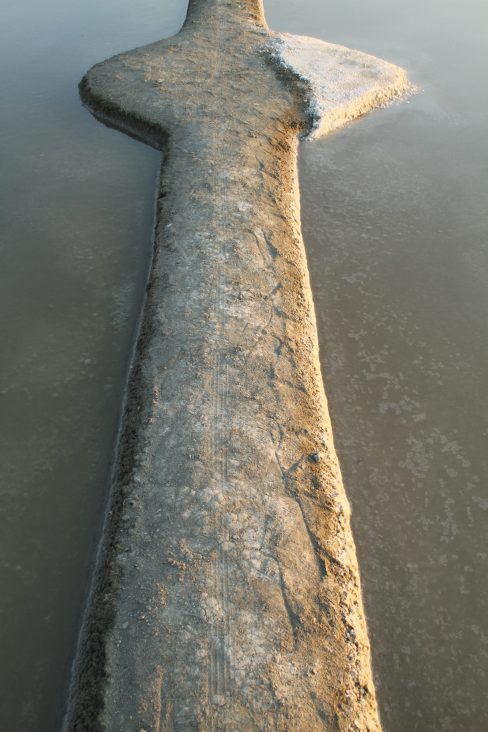 L'homme a toujours sû tirer profit de la mer et des ses richesses. Dans cette photo, un tas de terre compactée fait office de digue dans les marais salants de Guérande
