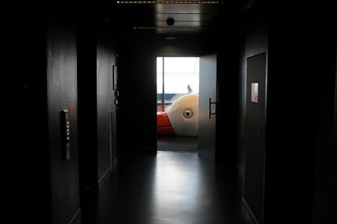 photographie de la cigogne qui nous accueillait en haut de la tour de Bretagne. Au sommet de ce point culminant de Nantes, se dressait le Nid. Un lieu douillet où nous pouvions boire un verre en contemplant une vue extraordinaire de Nantes. La tour étant fermée, je me demande où est passée cette cigogne, comme les sièges en forme d'oeufs.