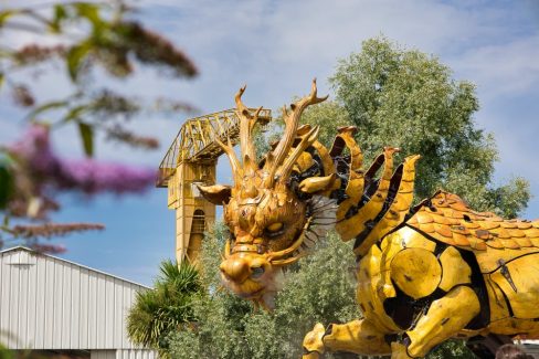 Long Ma; le cheval dragon se promène dans le parc des chantiers à Nantes