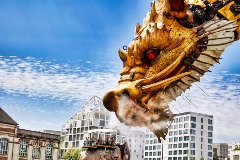 Long Ma sent la présence de l'éléphant sur cette esplanade sur laquelle les deux génats vont se rencontrer.