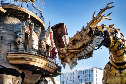 Moment de douceur et de tendresse entre Long Ma et la "Maitresse" de l'éléphant. rencontre de géants