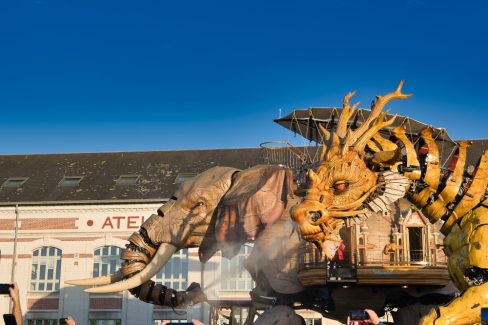 Les deux géants des machines, Long Ma et l'éléphant décident de rentrer. Ceux sont les adieux de Long Ma à Nantes