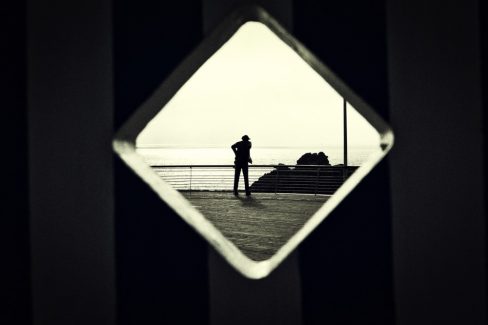 Photographie en noir et blanc de la statue de Mr Hulot à Saint Nazaire