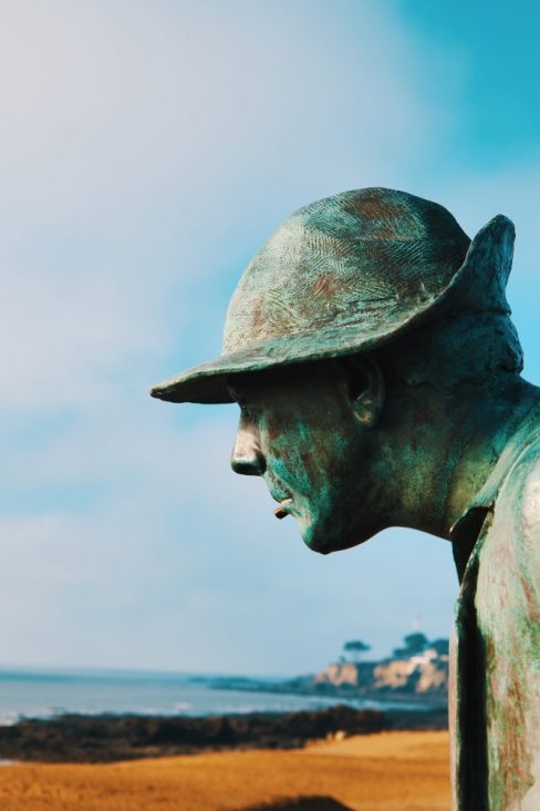 Gros plan sur la statue de Mr Hulot à Saint Nazaire