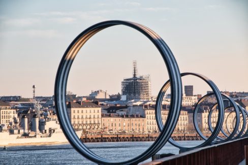 Les anneaux de Buren à Nantes. sur le Quai des Antilles.