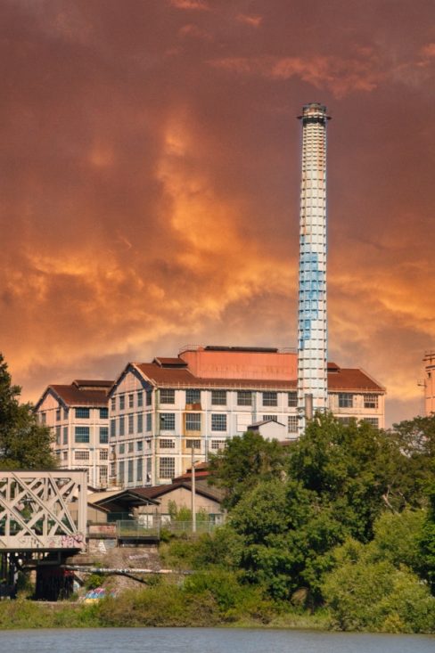 La fameuse Tour Beghin-Say à Nantes. Elle semble si chancelante et si fragile. Elle est pourtant toujours là, comme un symbole. de son passé industriel.