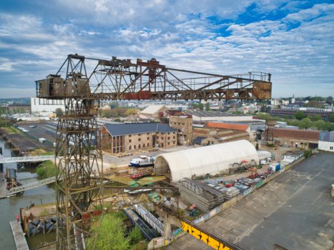 La grue noire, qui n'est pas si noire que cela en fait, sert de cadre au LAB, l'a nouvelle brasserie de cette partie du bas-chantenay, au chantier de L'Esclain. Désormais desservie par le navibus depuis début 2020. Le LAB, acronyme pour Little Atlantic Brewery vient d'ouvrir ses portes. Un lieu à découvrir absolument.