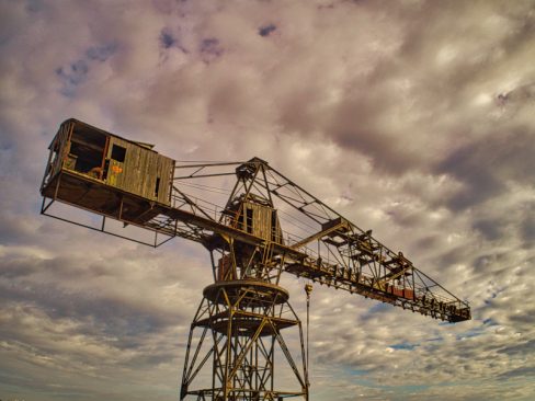 La grue noire est en fait marron, et faite de bois et de métal. désormais monument historique, on attend avec impatience sa rénovation.