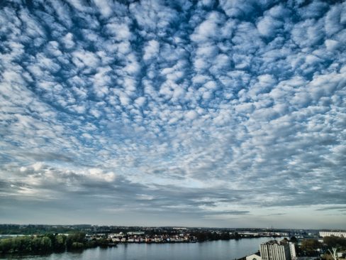 Une pluie de nuages blancs illuminent le ciel nantais et la Loire. ici l'entrée de la ville.