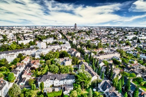 Nantes se targue d'être une ville verte. Et c'est vrai. ici, une photographie aérienne de Nantes depuis les environs du Boulevard des Anglais lors d'une prestation d'inspection.