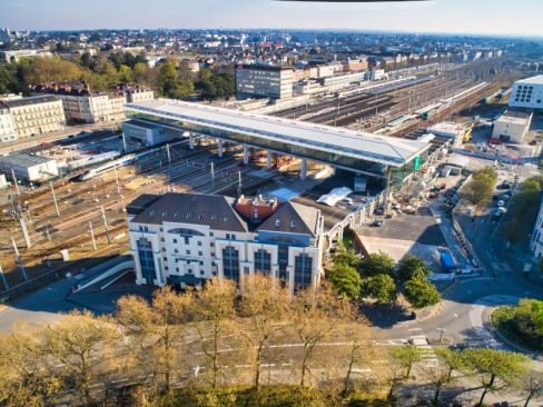 Prises de vues aériennes de la nouvelle gare sud de Nantes en travaux. Au premier plan l'hôtel Mercure domine les rails et un bras de Loire. Impossible de louper son train en étant aussi proche des quais.