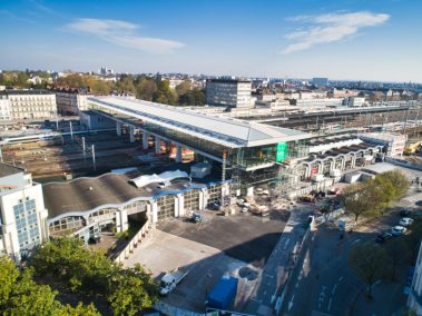Suivi de chantier et prises de vues aériennes font partie de notre quotidien. Ici, en passant, la nouvelle gare Sud de Nantes en plein travaux acceuillera prochainement de nombreux passagers à destination de paris et du reste de la France. Au fond, l'immeuble de bureaux des cadres de la SNCF