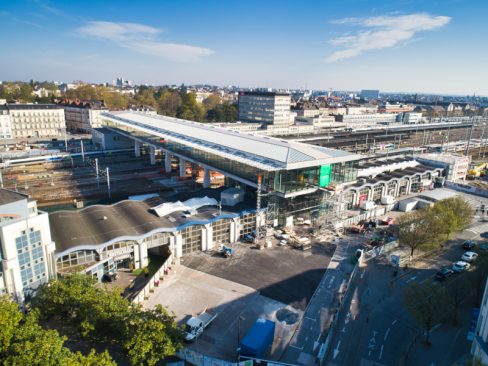 Suivi de chantier et prises de vues aériennes font partie de notre quotidien. Ici, en passant, la nouvelle gare Sud de Nantes en plein travaux acceuillera prochainement de nombreux passagers à destination de paris et du reste de la France. Au fond, l'immeuble de bureaux des cadres de la SNCF