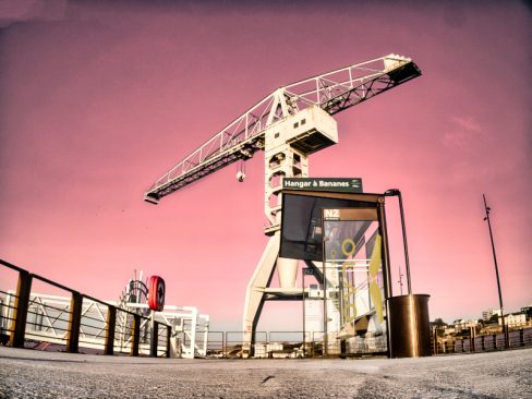 Prises de vue du nouvel arrêt du navibus. Le hangar à bananes. Cette desserte permet d'accéder rapidement aux différentes rives de la ville.