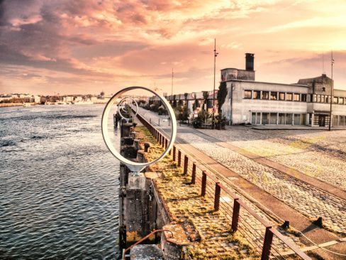 Prise de vues par drone sur Nantes. Le Quai des Antilles, les anneaux de Buren au lever du soleil. A cette heure matinale, les terrasses des différents restaurants ne sont pas encore sorties.