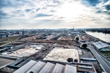 Suivi de chantier et prises de vues aériennes du futur CHU de Nantes. Le MIN est en voie de disparition, du moins celui que l'on nomme aujourd'hui l'ancien MIN. Il ne reste plus que de vulgaires dalles béton. Les quais des bords de Loire ont été renforcés pour recevoir plusieurs tonnes de matériaux, et l'immense CHU qui se profile