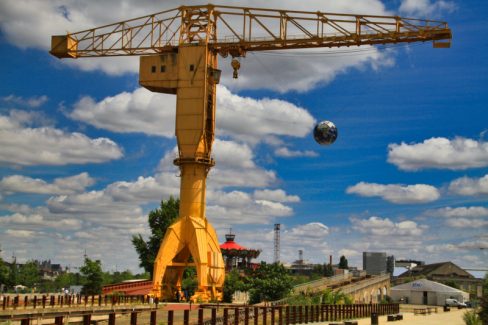 Lors d'un évènement du VAN, le voyage à Nantes, la grue jaune acceuillait la terre, en réponse à la lune et ses trampolines.