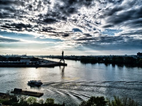 Le navibus passe au pied de la carrière misery, et du futur arbre aux hérons. Au fond, la grue Titan grise, située sur l'autre rive transperce les nuages.