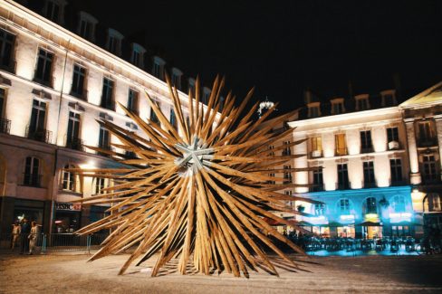 Avant de définitivement trouver son emplacement au pied de la grue jaune, l'oeuvre de Vincent Mauger, le porc-épic avait élu domicile place du Bouffay à Nantes. Tantôt porc-épic, tantôt oursin ou encore pomme de pin, la structure participant au voyage à Nantes, le VAN, interpelle les passants.