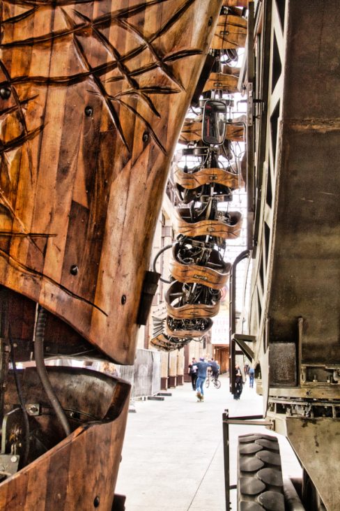 Une vue subjective sous l'éléphant des machines de l'île à Nantes. Cela doit être le "monument" le plus photographié de Nantes.