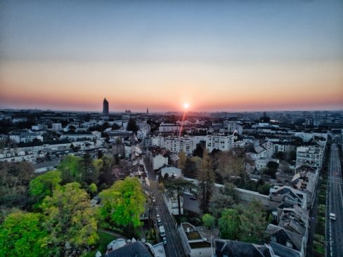Depuis la place du général Mellinet, on voit le soleil se lever à proximité de la tour de Bretagne. Un spectacle magnifique.