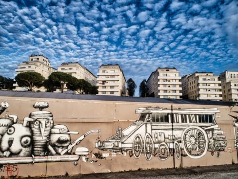 Suite de ce graffiti, du collectif semer Ador à Nantes sur le Quai Marquis d'Aiguillon. Des dizaines de moutons nuageux surplombent cette fresque moderne.