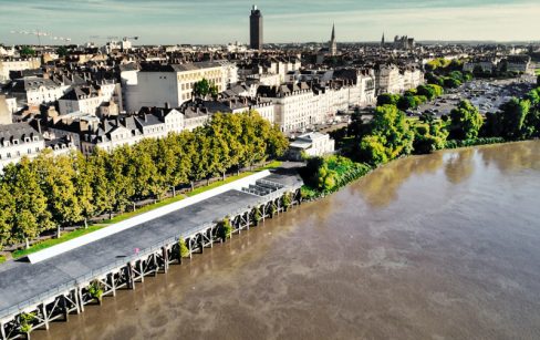 Prises de vues aériennes à Nantes dans le cadre d'un tournage du mémorial de l'esclavage à Nantes. Situé sur les quais en bord de Loire, c'est un véritable musée à ciel ouvert. Nantes doit sa richesse au commerce triangulaire comme Bordeaux. Elle se devait donc d'honorer la mémoire des personnes déportées contre leur gré.