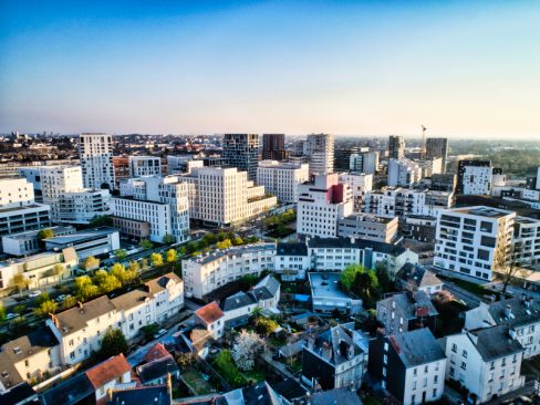 Le nouveau Malakoff à Nantes est sorti de terre il y a quelques années. Le mail Pablo Picasso révèle à lui seul le renouveau de ce quartier. De nombreuses entreprises se sont installées dans ce quartier, Bouygues Grand Ouest, des banques, Voyage-SNCF. Des restaurants sont apparus et de nouveaux commerces comme un carrefour Market ont également ouverts.