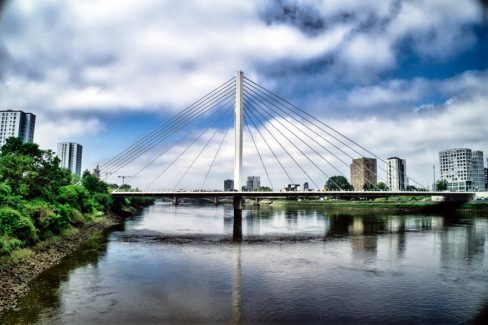Prise de vue au niveau de la Loire du Pont Eric Tabarly. Un des symboles de Nantes également. Ce pont est assez récent car construit en 2011.