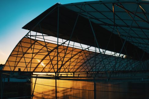 la cantine du voyage à Nantes se révèle sous un soleil levant.